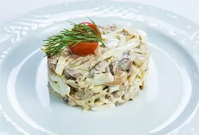 Попробовала у свекрови новый салат - «Лесной» и теперь муж просит делать его почаще. И ведь действительно вкусно и необычно получается!