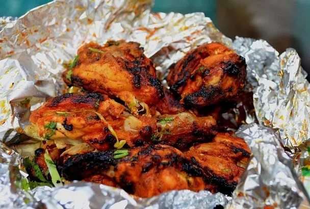 Мясо и рыбка получаются еще сочнее: когда закончилась фольга, нахожу ей замену в этом же кухонном шкафу