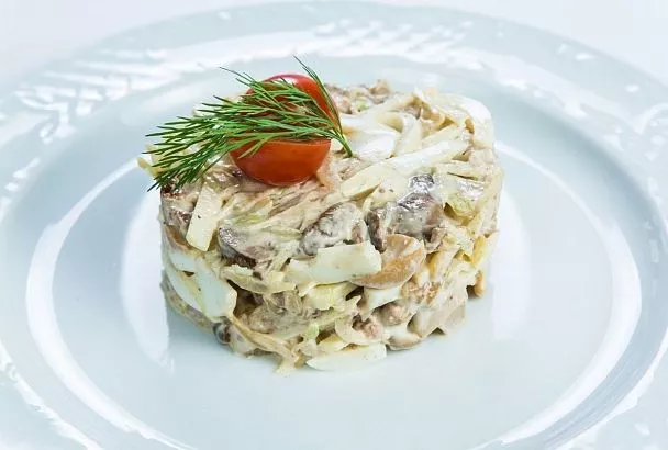 Попробовала у свекрови новый салат - «Лесной» и теперь муж просит делать его почаще. И ведь действительно вкусно и необычно получается!