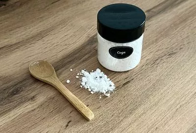 Жир убирает горячая сода: легкий способ избавиться от пятен на одежде