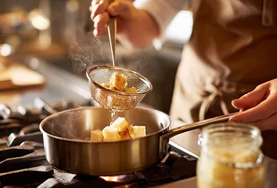 В хозяйстве пригодится: смалец дома без запаха, топим на минимальном огне, разливаем горячим в стерильные банки