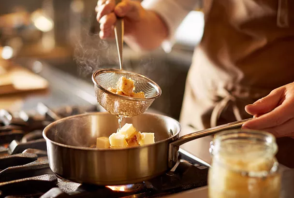 В хозяйстве пригодится: смалец дома без запаха, топим на минимальном огне, разливаем горячим в стерильные банки