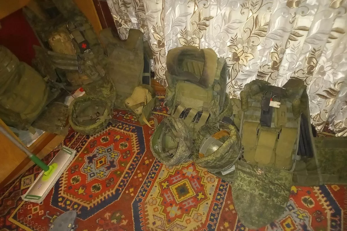 У парней в расположении всегда наготове броники и каски.