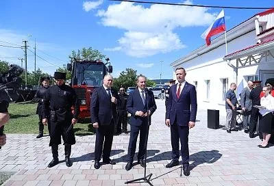 Депутаты вручили новороссийским казакам новую сельхозтехнику