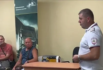 В Краснодаре автоинспекторы провели инструктаж для водителей школьных автобусов