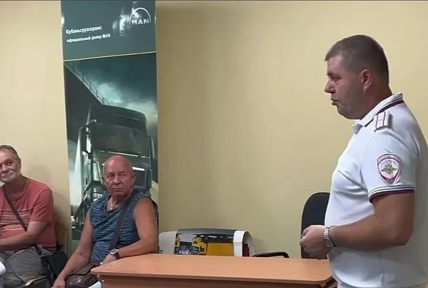 В Краснодаре автоинспекторы провели инструктаж для водителей школьных автобусов
