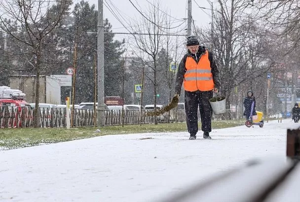 За сутки в Краснодаре от гололеда обработали около 421 км дорог