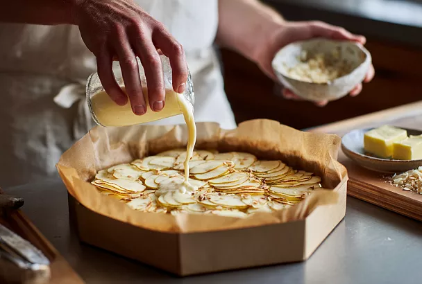 Модный десерт без лишнего теста — слоистый «невидимый» пирог с лимоном и миндалём: тонкие яблоки в креме