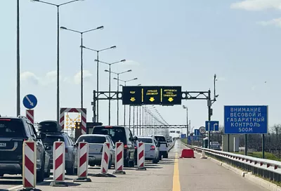 Очередь из 800 машин скопилась у Крымского моста со стороны Керчи