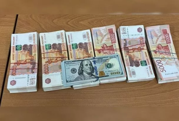 27 тыс. долларов изъяли у вылетающего в Грузию пассажира в аэропорту Сочи