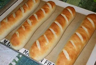 Замесила тесто, разделила на «палки» и через час уже хрустим всей семьей свежеиспеченными пшеничными багетами. Пошаговый рецепт