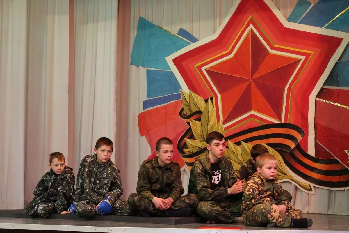 Воспитанники военно-патриотических клубов района продемонстрировали свое мастерство по разборке и сборке автомата и строевые приемы с оружием.