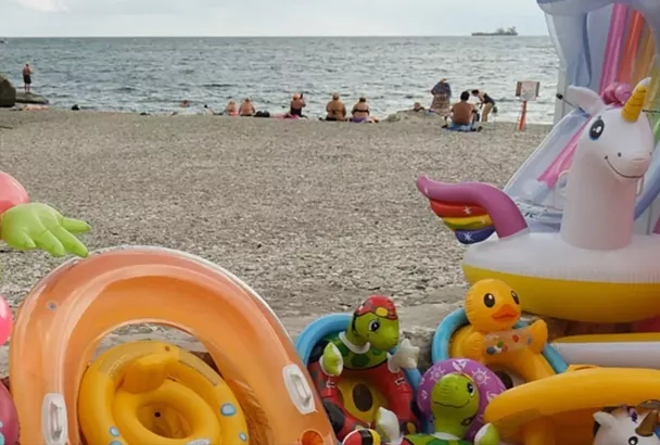В Анапе снова запретили купаться в море с надувными матрасами и кругами