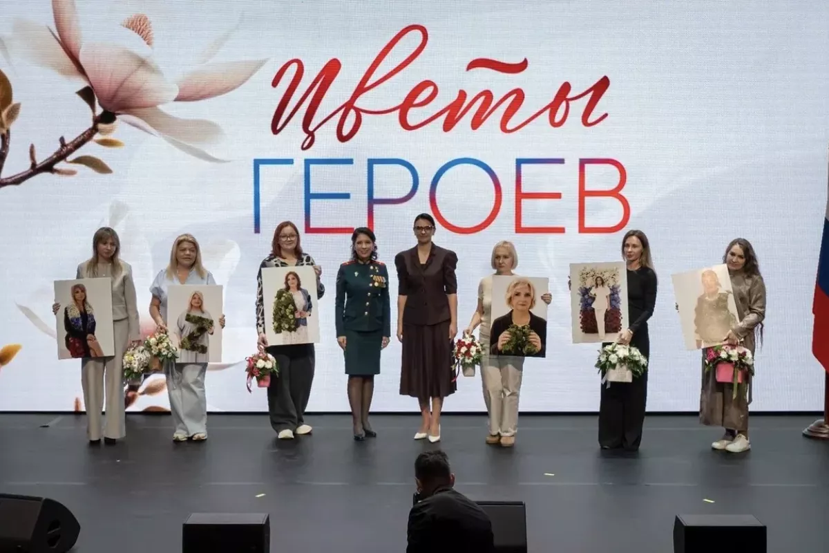 «Цветы героев»: фотовыставка о вдовах участников СВО открылась в Геленджике