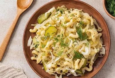 Готовим макароны с квашеной капустой за 20 минут: сытный и пикантный рецепт на сковороде 