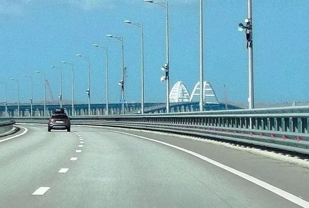 Более 700 автомобилей скопились на подъезде к Крымскому мосту