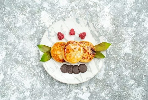 Изюм и сухофрукты будут кстати: вот как правильно надо готовить пышные творожные сырники 