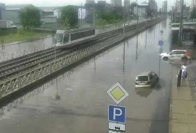 Проезд закрыт. В Краснодаре после ливня затопило улицу Московскую