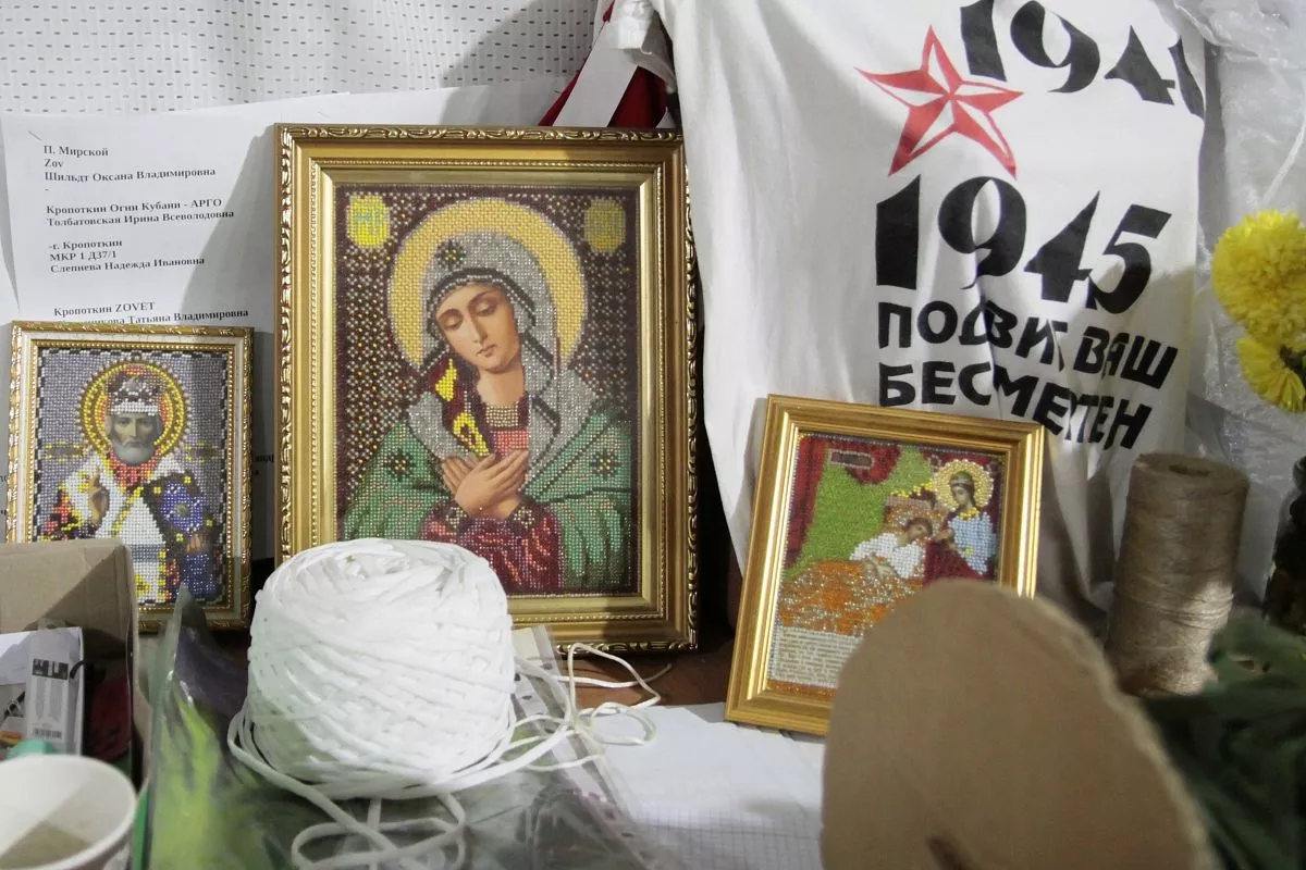 Иконки для бойцов, сделанные из бисера местной умелицей. 