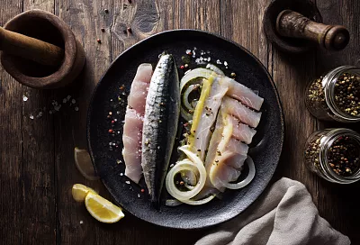 Малосольная скумбрия с луком за сутки