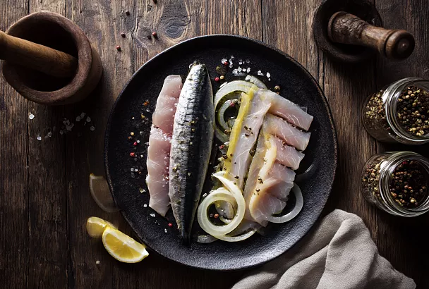 Малосольная скумбрия с луком за сутки