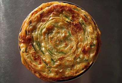 Лепёшки с зелёным луком на сковороде