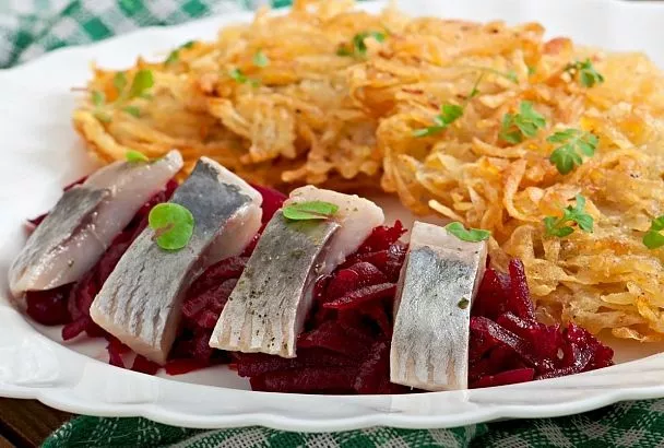 Солим селедку дома: получается такой вкусной, что даже жалко ее класть в салаты