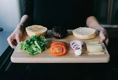 Ем по графику, порции не взвешиваю: нашла самый простой способ перейти от новогоднего жора к привычному питанию