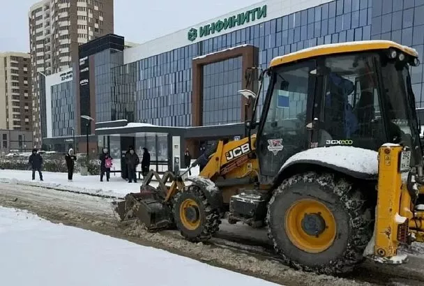 На расчистку дорог Краснодара от снега и наледи 17 января вышли 85 спецмашин