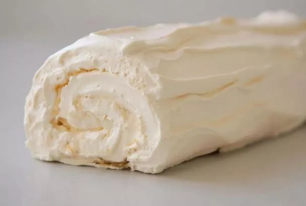 Скручиваем меренговый рулет без трещин: идеальный праздничный десерт с первого раза