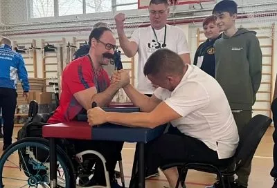 Герои выходят на стадион 