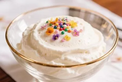 Универсальный зефирный крем только из двух ингредиентов: Крем хорошо сохраняет форму и обладает приятной нежной текстурой