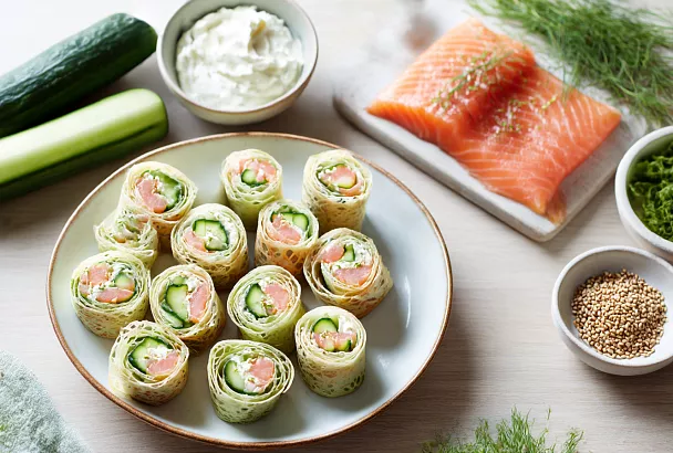 Завариваю блинное тесто кипятком — и сворачиваю ажурные трубочки с рыбой, которые съедают первыми!