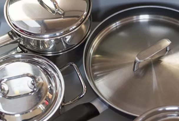 Металлические кастрюли засверкали как новые: как с помощью парочки овощей вернуть глянцевый блеск посуде