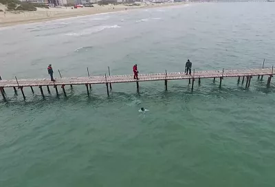 Водолазы совершили 39 погружений за день для сбора мазута у причала в поселке Джемете