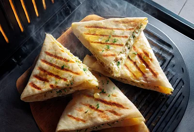 Хрустящие треугольники из лаваша с курицей и зеленью