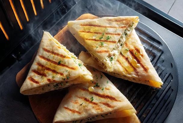 Хрустящие треугольники из лаваша с курицей и зеленью