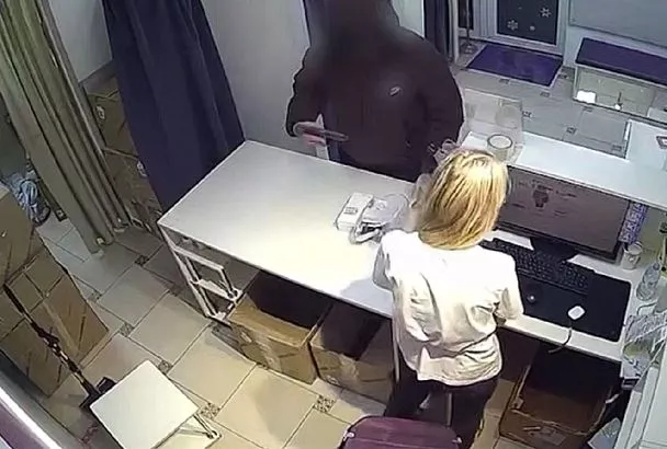 Вооруженный пистолетом мужчина дерзко ограбил ПВЗ в Краснодаре