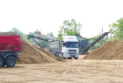 Около 800 тонн загрязненного песка ежедневно вывозят с временной площадки в х. Воскресенском Анапы