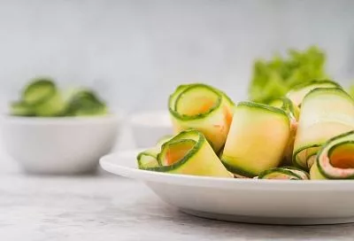 Эта закуска у нас на столе почти каждый день летом - рулетики из кабачков с сыром