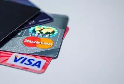В ЦБ рассказали, будут ли отключать выданные в России карты Visa и Mastercard