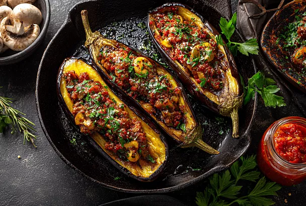 Баклажаны фаршируем говяжьим фаршем с луком и чесноком — запекаем в жаровне или духовке: сезонный хит