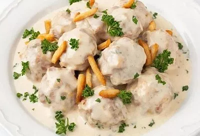 Куриные фрикадельки в сметанном соусе: отбил фарш, и жарятся нежные, сочные, как в детстве