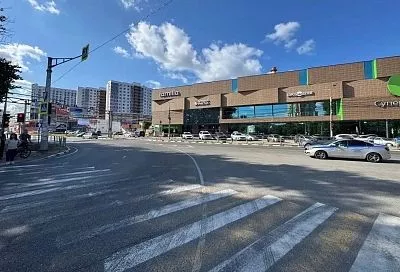 Девушка-подросток на электросамокате получила тяжелые травмы, врезавшись в иномарку в Анапе
