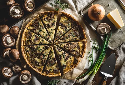 Пирог «вкуснее пиццы»: тонкое тесто за 5 минут и грибная начинка, которая исчезает первой