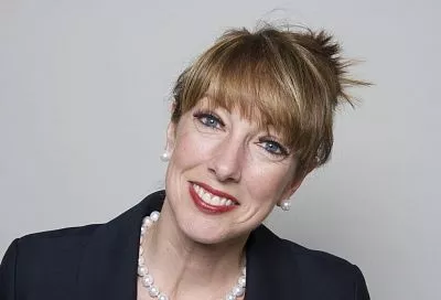 Вам не придется скупать все шарфы в магазине: как предотвратить появление на шее некрасивых «колец Венеры»