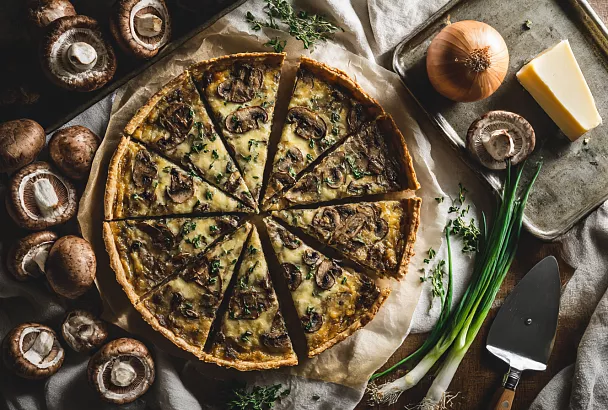 Пирог «вкуснее пиццы»: тонкое тесто за 5 минут и грибная начинка, которая исчезает первой