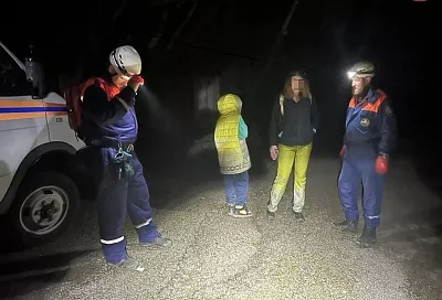 Спасатели нашли заблудившихся мать с ребенком в лесу Сочи