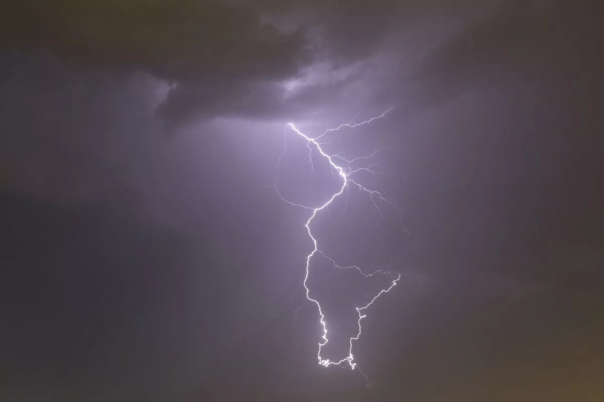 Почти как ПВО. Молнию невероятной силы зафиксировали ночью в Сочи