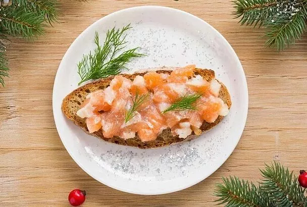 Тартар из форели и авокадо вместо Оливье: нежный, свежий, изысканный - собирается за минуты